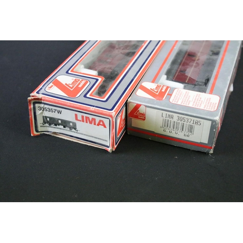 44 - 14 Boxed OO / HO gauge items of rolling stock to include Bachmann 34-350 50' Parcel Van Maroon, Bach... 