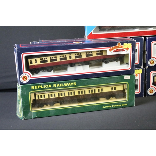 44 - 14 Boxed OO / HO gauge items of rolling stock to include Bachmann 34-350 50' Parcel Van Maroon, Bach... 