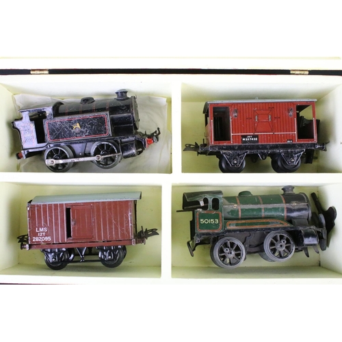 56 - Group of Hornby O gauge model railway to include 2 x locomotives featuring 0-4-0 50153 in green and ... 