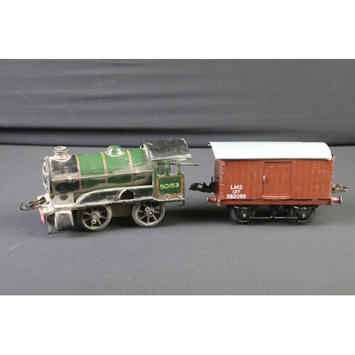 56 - Group of Hornby O gauge model railway to include 2 x locomotives featuring 0-4-0 50153 in green and ... 