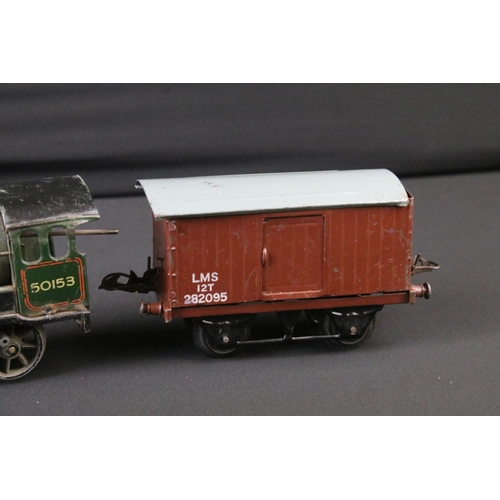 56 - Group of Hornby O gauge model railway to include 2 x locomotives featuring 0-4-0 50153 in green and ... 