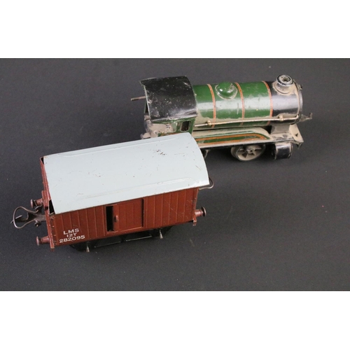 56 - Group of Hornby O gauge model railway to include 2 x locomotives featuring 0-4-0 50153 in green and ... 