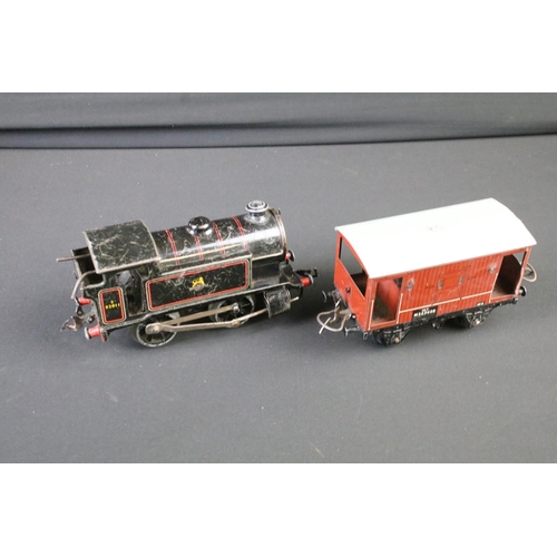 56 - Group of Hornby O gauge model railway to include 2 x locomotives featuring 0-4-0 50153 in green and ... 