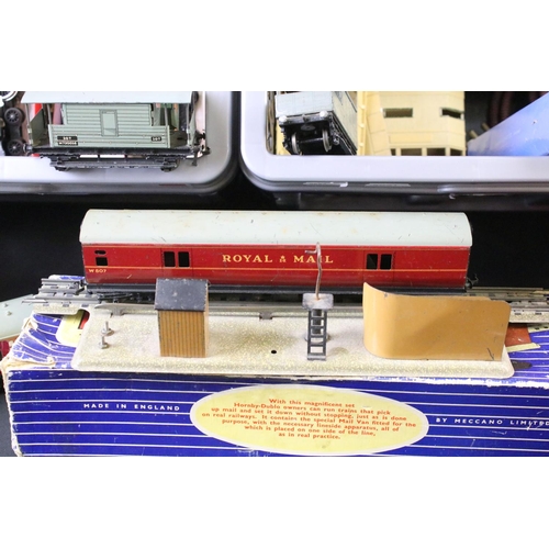 59 - Collection of Hornby Dublo 3 rail model railway to include locomotives, boxed & unboxed rolling stoc... 