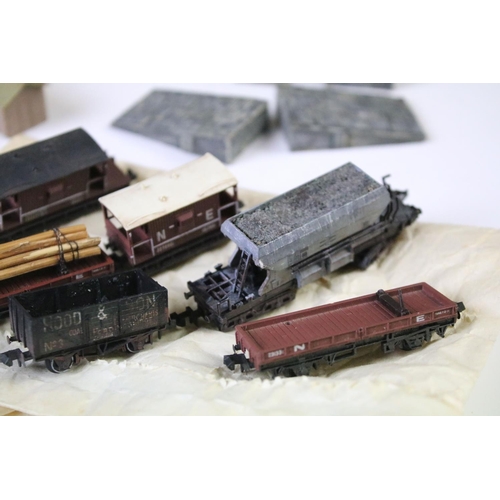 63 - Collection of N gauge model railway to include 5 x boxed/cased locomotives featuring 2 x Hornby Mini... 