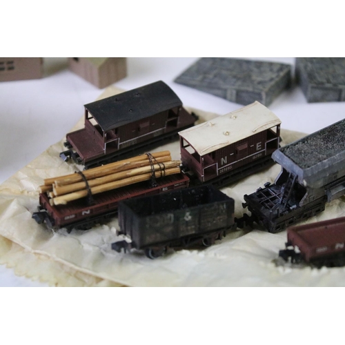 63 - Collection of N gauge model railway to include 5 x boxed/cased locomotives featuring 2 x Hornby Mini... 