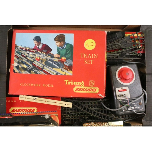 69 - Quantity of OO gauge model railway to include boxed Hornby R176 Flying Scotsman train set, boxed Tri... 