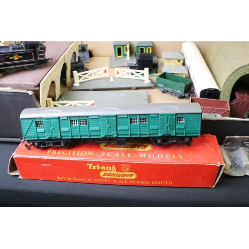 69 - Quantity of OO gauge model railway to include boxed Hornby R176 Flying Scotsman train set, boxed Tri... 