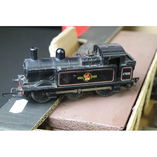 69 - Quantity of OO gauge model railway to include boxed Hornby R176 Flying Scotsman train set, boxed Tri... 