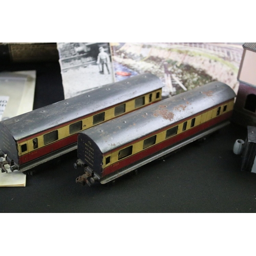 72 - Quantity of OO / HO gauge model railway to include locomotives, rolling stock, trackside buildings a... 