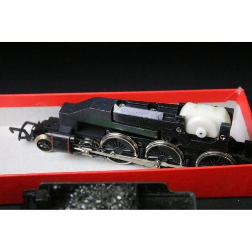 72 - Quantity of OO / HO gauge model railway to include locomotives, rolling stock, trackside buildings a... 