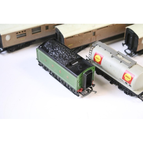 75 - Group of Hornby OO gauge model railway to include Flying Scotsman locomotive, 4 x items of rolling s... 