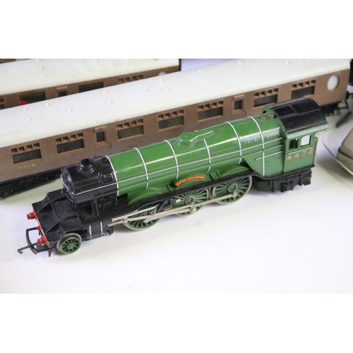 75 - Group of Hornby OO gauge model railway to include Flying Scotsman locomotive, 4 x items of rolling s... 