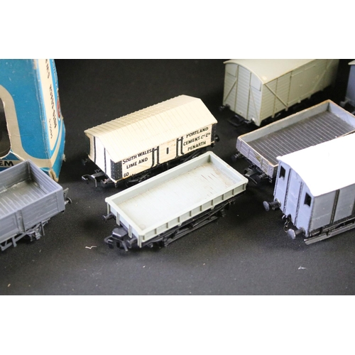 78 - Quantity of OO gauge model railway to include boxed Palitoy Mainline 37058 0-6-0 2251 Class Collett ... 