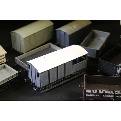 78 - Quantity of OO gauge model railway to include boxed Palitoy Mainline 37058 0-6-0 2251 Class Collett ... 