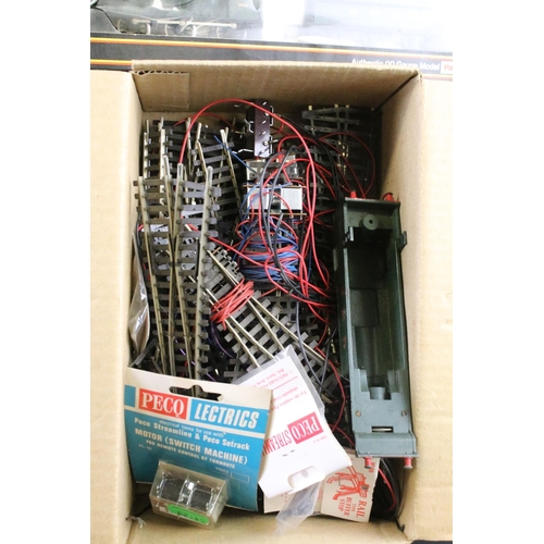 78 - Quantity of OO gauge model railway to include boxed Palitoy Mainline 37058 0-6-0 2251 Class Collett ... 