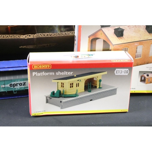 79 - Quantity of OO / HO gauge model railway to include 19 x boxed items of rolling stock featuring 14 x ... 