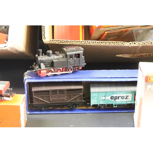 79 - Quantity of OO / HO gauge model railway to include 19 x boxed items of rolling stock featuring 14 x ... 