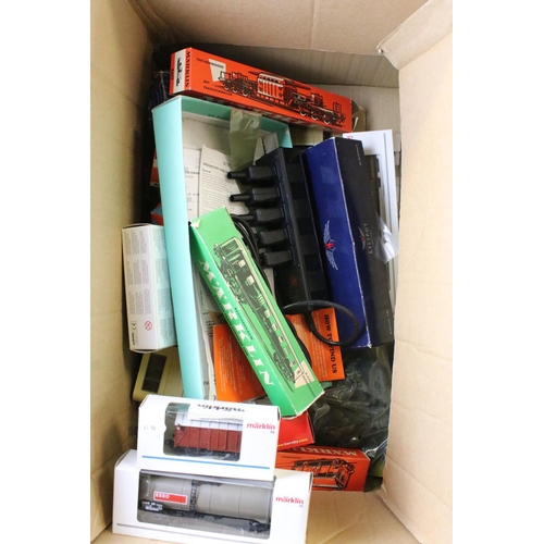 79 - Quantity of OO / HO gauge model railway to include 19 x boxed items of rolling stock featuring 14 x ... 