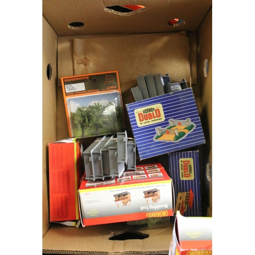 79 - Quantity of OO / HO gauge model railway to include 19 x boxed items of rolling stock featuring 14 x ... 