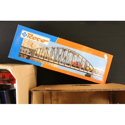 79 - Quantity of OO / HO gauge model railway to include 19 x boxed items of rolling stock featuring 14 x ... 