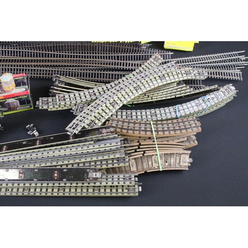 83 - Quantity of OO / Hornby Dublo track to include 10 x boxed Hornby R8072, 13 x boxed Hornby R8073 and ... 