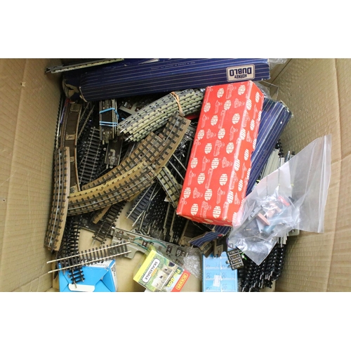 83 - Quantity of OO / Hornby Dublo track to include 10 x boxed Hornby R8072, 13 x boxed Hornby R8073 and ... 