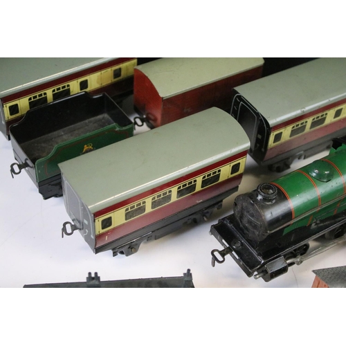 84A - Quantity of Hornby O gauge clockwork tin plate model rail to include 45746 0-4-0 green locomotive an... 