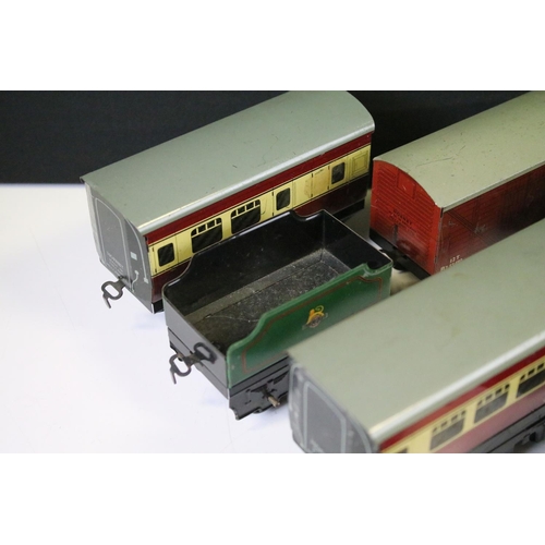 84A - Quantity of Hornby O gauge clockwork tin plate model rail to include 45746 0-4-0 green locomotive an... 