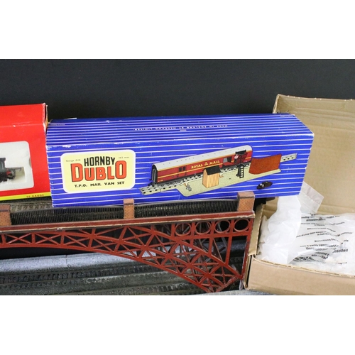 85 - Collection of various model rail items to include Hornby OO gauge R2828 GWR Dean Single 4-2-2 Duke O... 