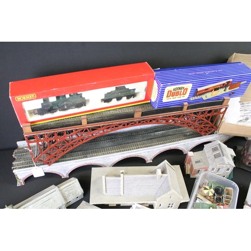 85 - Collection of various model rail items to include Hornby OO gauge R2828 GWR Dean Single 4-2-2 Duke O... 