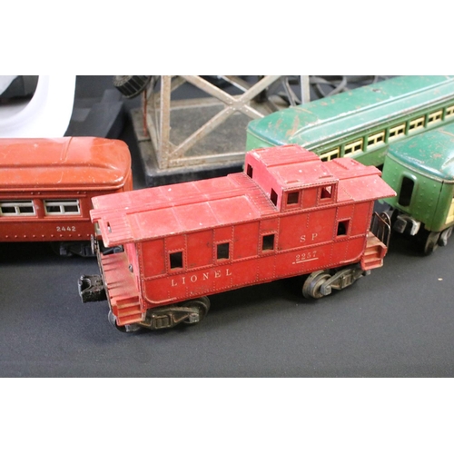 86 - Collection of Lionel O gauge model railway to include 14 x items of rolling stock (6 x boxed example... 