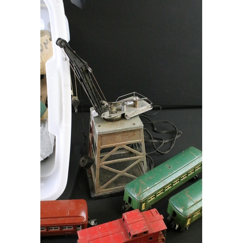 86 - Collection of Lionel O gauge model railway to include 14 x items of rolling stock (6 x boxed example... 