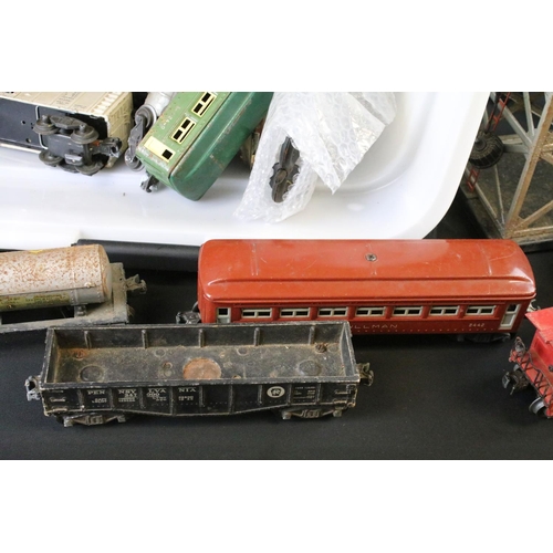 86 - Collection of Lionel O gauge model railway to include 14 x items of rolling stock (6 x boxed example... 