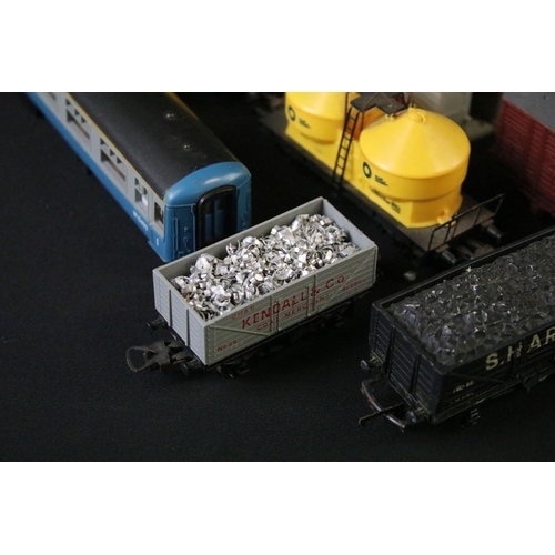 87 - Quantity of OO gauge model railway to include 3 x locomotives featuring Lima 0-6-0 4683 LMS in maroo... 