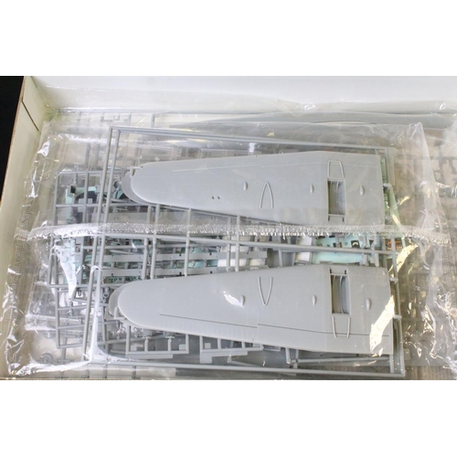 404 - 23 Boxed & unbuilt Hasegawa plastic model kits to include 17 x 1/72, 4 x 1/48 & 2 x 1/200 featuring ... 