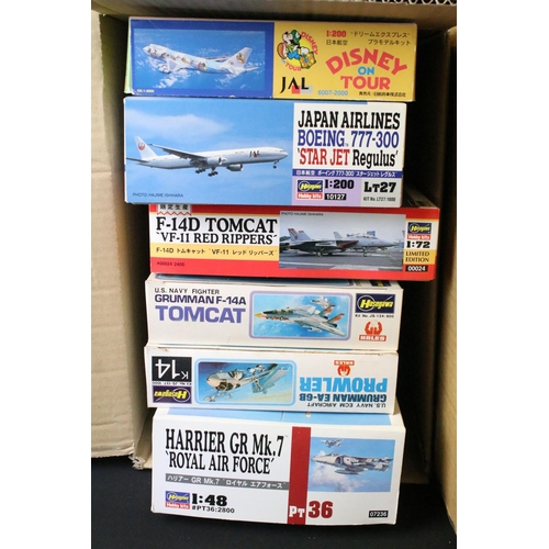 404 - 23 Boxed & unbuilt Hasegawa plastic model kits to include 17 x 1/72, 4 x 1/48 & 2 x 1/200 featuring ... 