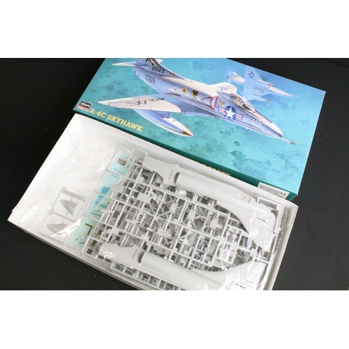 404 - 23 Boxed & unbuilt Hasegawa plastic model kits to include 17 x 1/72, 4 x 1/48 & 2 x 1/200 featuring ... 