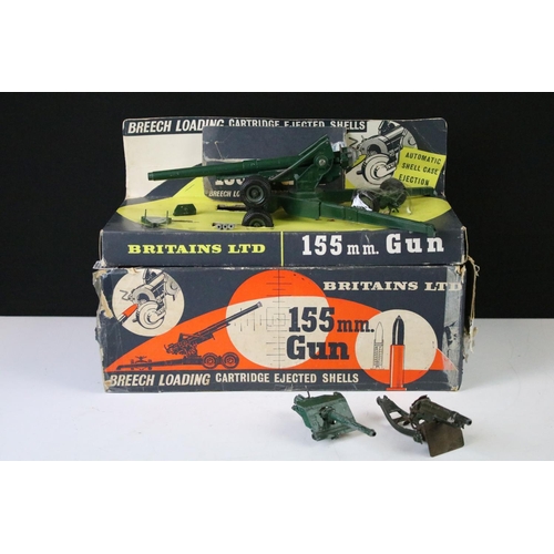 429 - Boxed Britains 9745 155mm Gun diecast model, with 1 x trail spade, three shells, with original inter... 