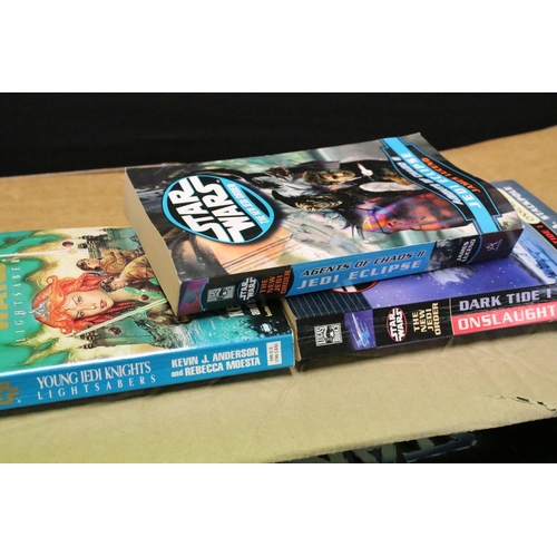 636 - Star Wars - Large collection of Star Wars books featuring hardback & paperback examples to include T... 