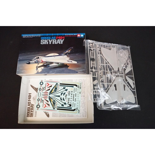 424 - 11 Boxed & unbuilt Tamiya plastic models kits to include 1/48, 1/72 and 1/100 scale models featuring... 