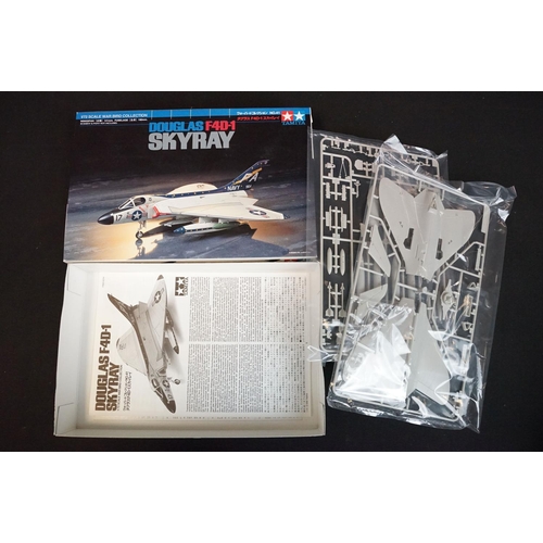 424 - 11 Boxed & unbuilt Tamiya plastic models kits to include 1/48, 1/72 and 1/100 scale models featuring... 