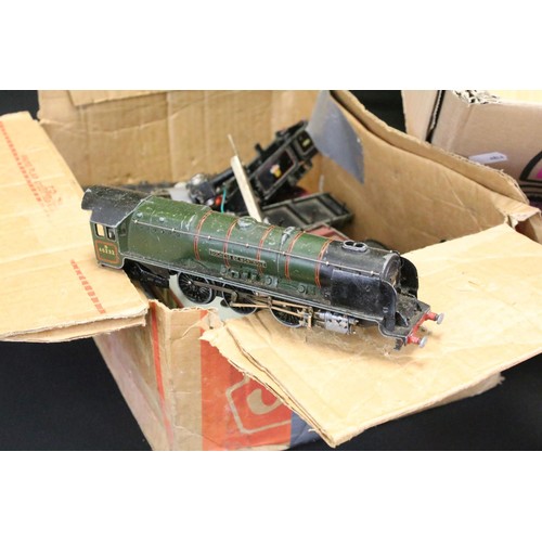 88A - Collection of Hornby Dublo model railway to include rolling stock, locomotives, track and trackside ... 