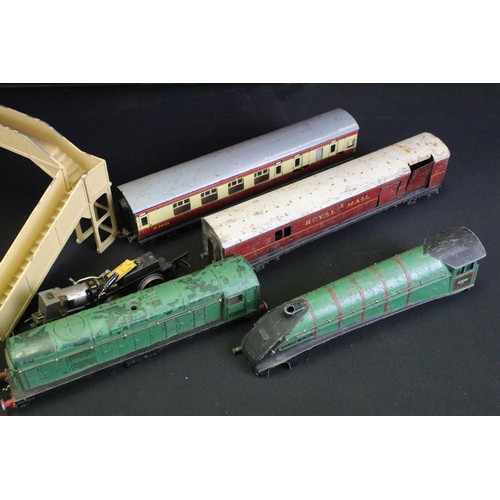 88A - Collection of Hornby Dublo model railway to include rolling stock, locomotives, track and trackside ... 