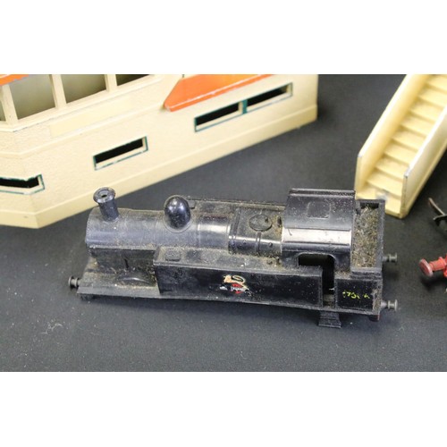 88A - Collection of Hornby Dublo model railway to include rolling stock, locomotives, track and trackside ... 