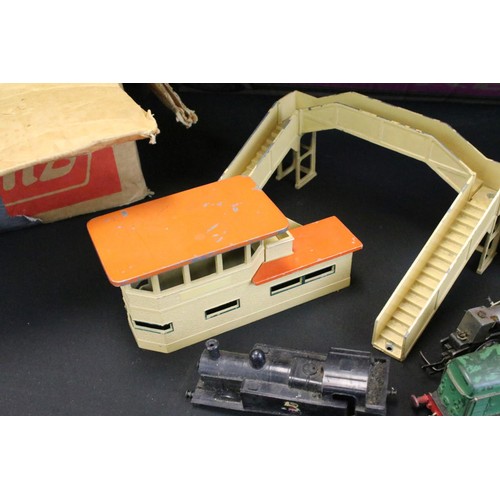 88A - Collection of Hornby Dublo model railway to include rolling stock, locomotives, track and trackside ... 