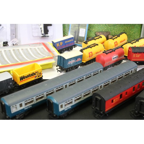 37 - Collection of Hornby OO gauge model rail items to include locomotives, wagons, items of rolling stoc... 