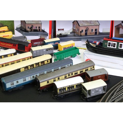 37 - Collection of Hornby OO gauge model rail items to include locomotives, wagons, items of rolling stoc... 