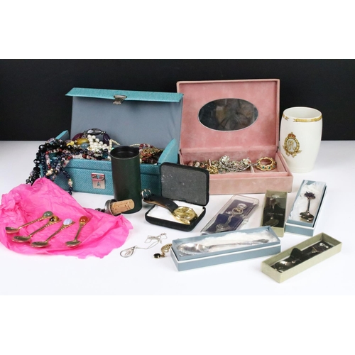 198 - A small group of mixed collectables to include costume jewellery, vintage watch, souvenir spoons...e... 