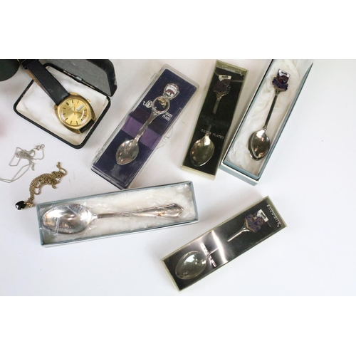 198 - A small group of mixed collectables to include costume jewellery, vintage watch, souvenir spoons...e... 